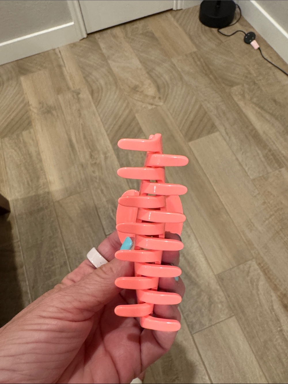 ALO Yoga 90s Claw Clip-Neon Bubblegum - Picture 6 of 7